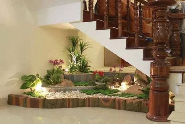 Tangga terbuka dengan sentuhan tanaman hias di sekitar